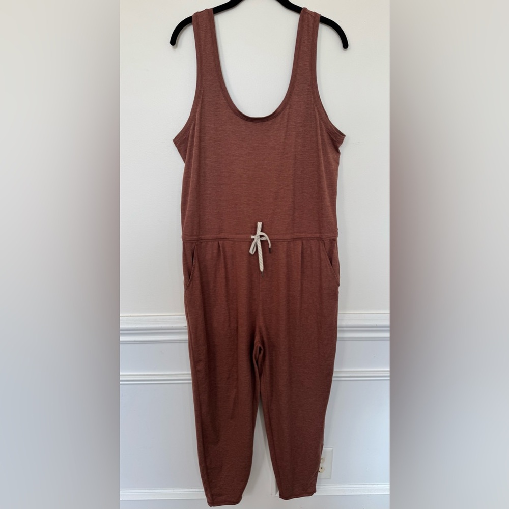 Vuori Lux At Ease Jumpsuit Rust/Terracotta Size Large